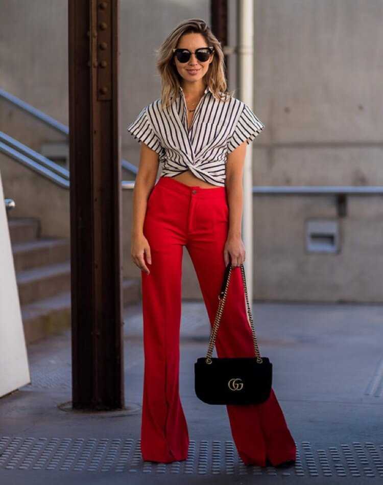 Что сочетается с красными брюками для женщин