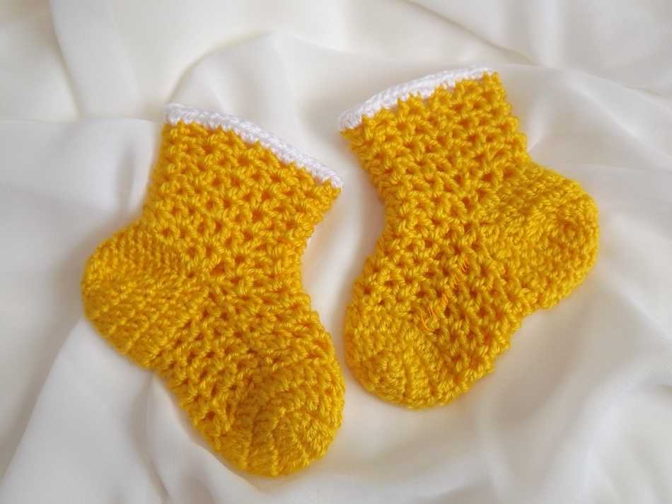 Носочки для новорожденных для начинающих. Детские носочки крючком. Носки детские вязаные. 6оски крючком для малыша. Детские носочки вязаные крючком.