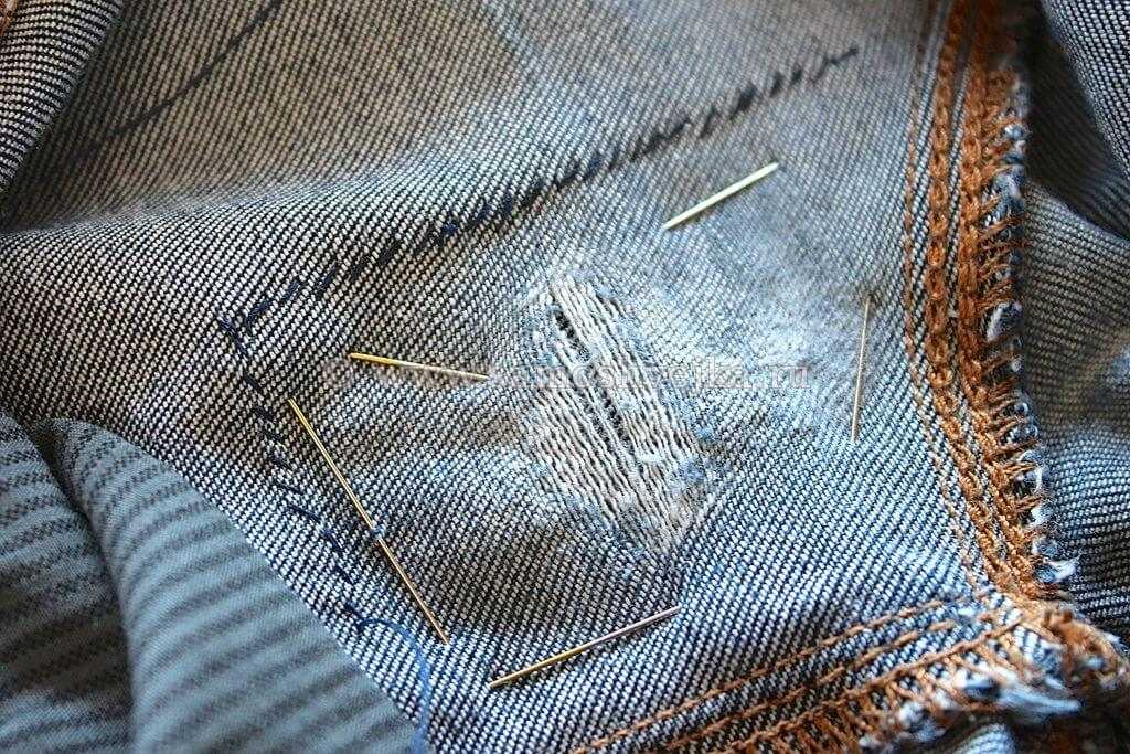 Подобрать вариант как зашить дырку на джинсах вручную без швейных машинок, штопок, потайными стежками незаметно, фото, видео