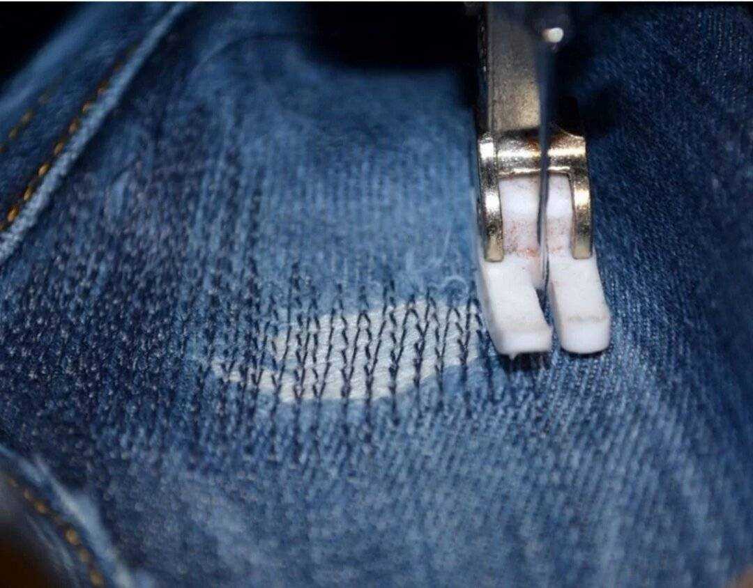 Зашить дырку на джинсах на коленке