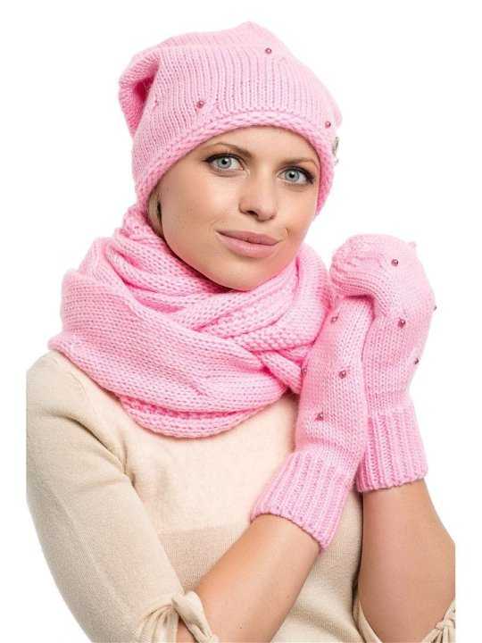 Розовые шапки и шарфы