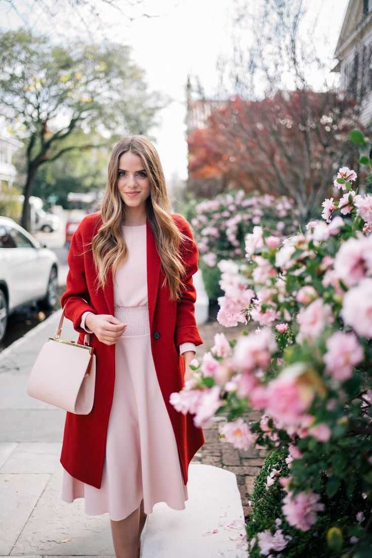 С чем носить розовое платье, советы по созданию стильных образов