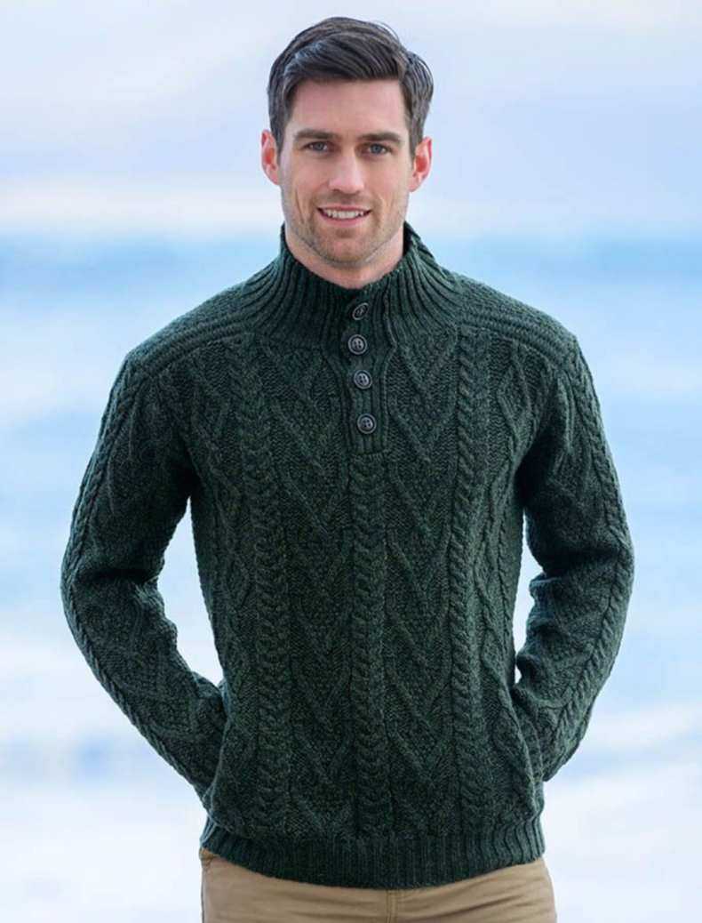 Мужские модели спицами. Вязаный свитер мужской. Вязаный мужской джемпер. Мужчина в свитере. Красивый мужской свитер.