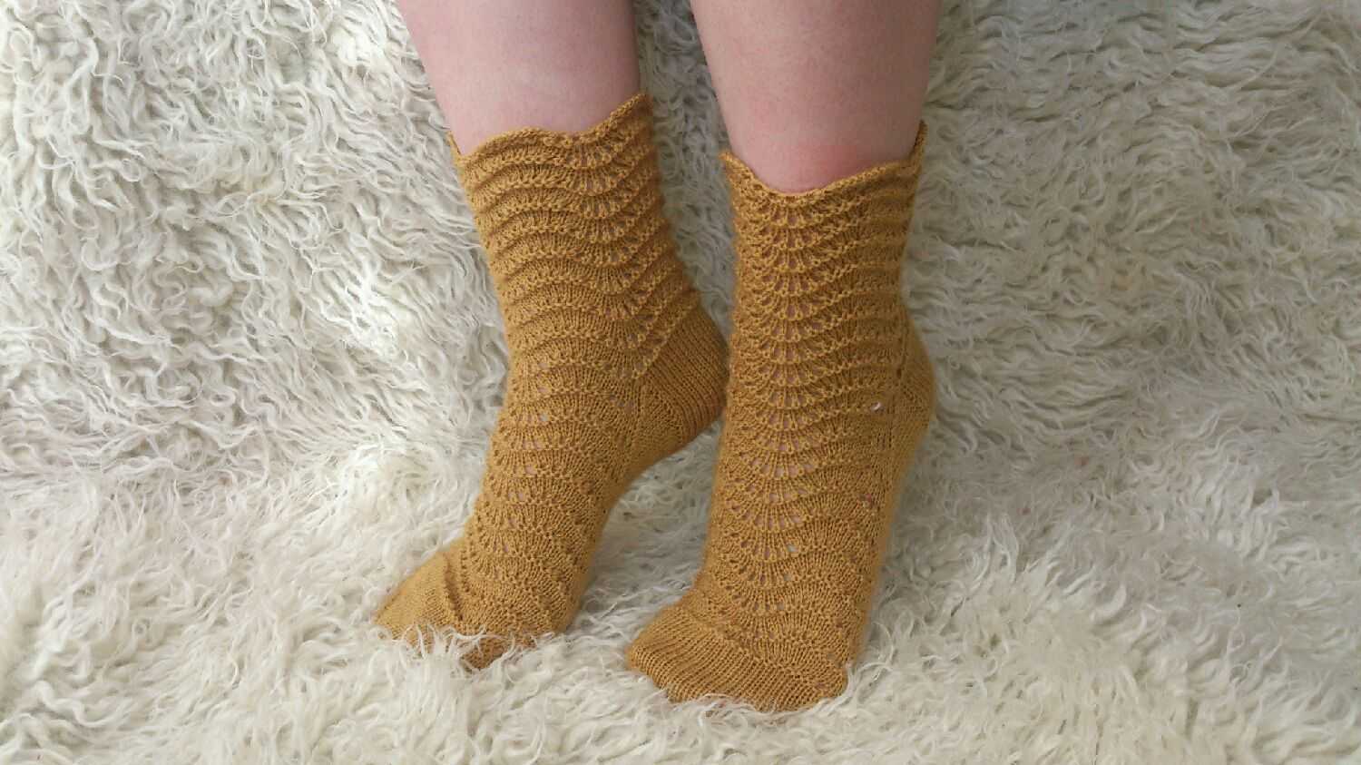 Красивые носки 5 спицами. Вязаные носки. Носки спицами красивые. Необычные вязаные носки. Шикарные вязаные носки.