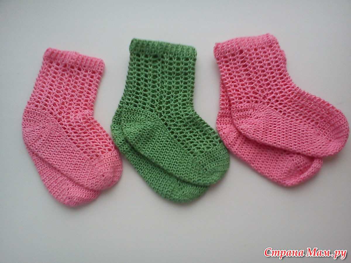 Носочки на 7 месяцев. Красивые детские носочки. Детские носки спицами. Носки детские вязаные. Носочки крючком для малышей.