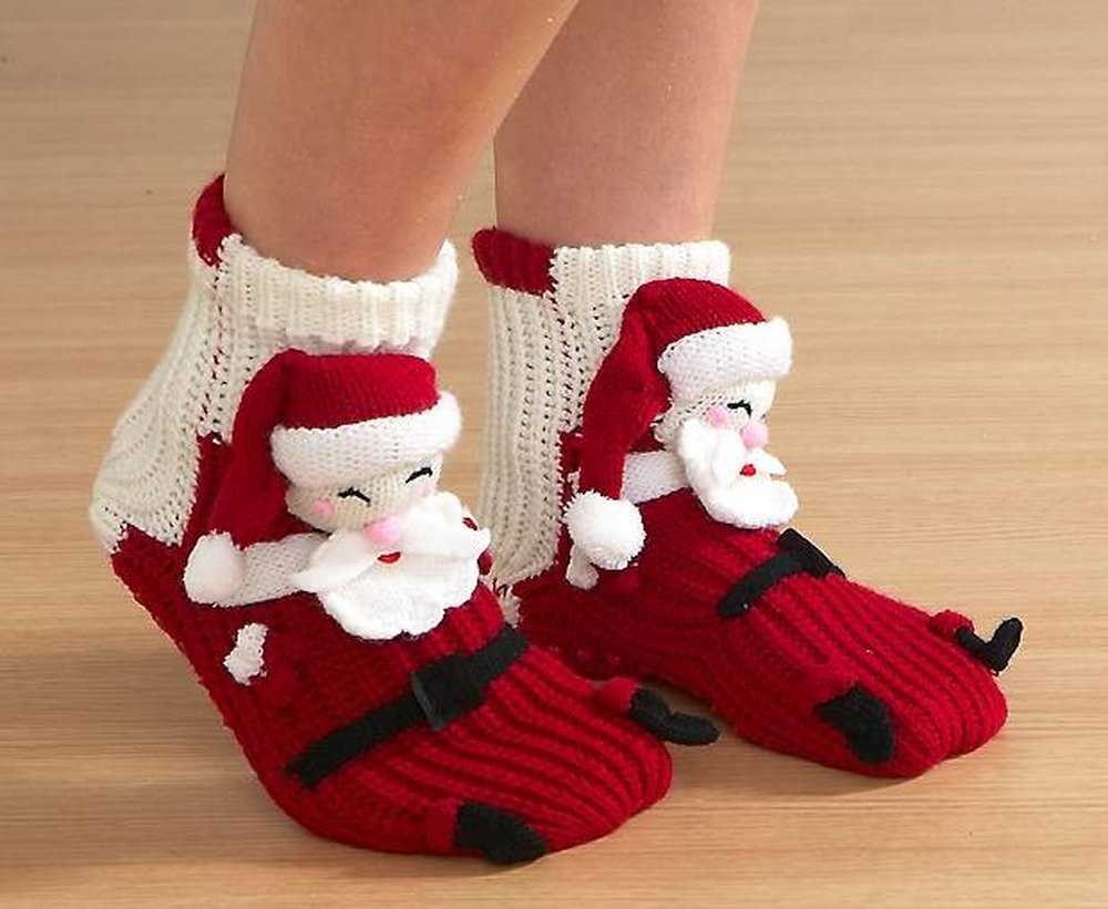 Носочки на 7 лет. Новогодние носочки. Новогодние вязаные носки. Необычные вязаные носки. Прикольные вязаные носки.