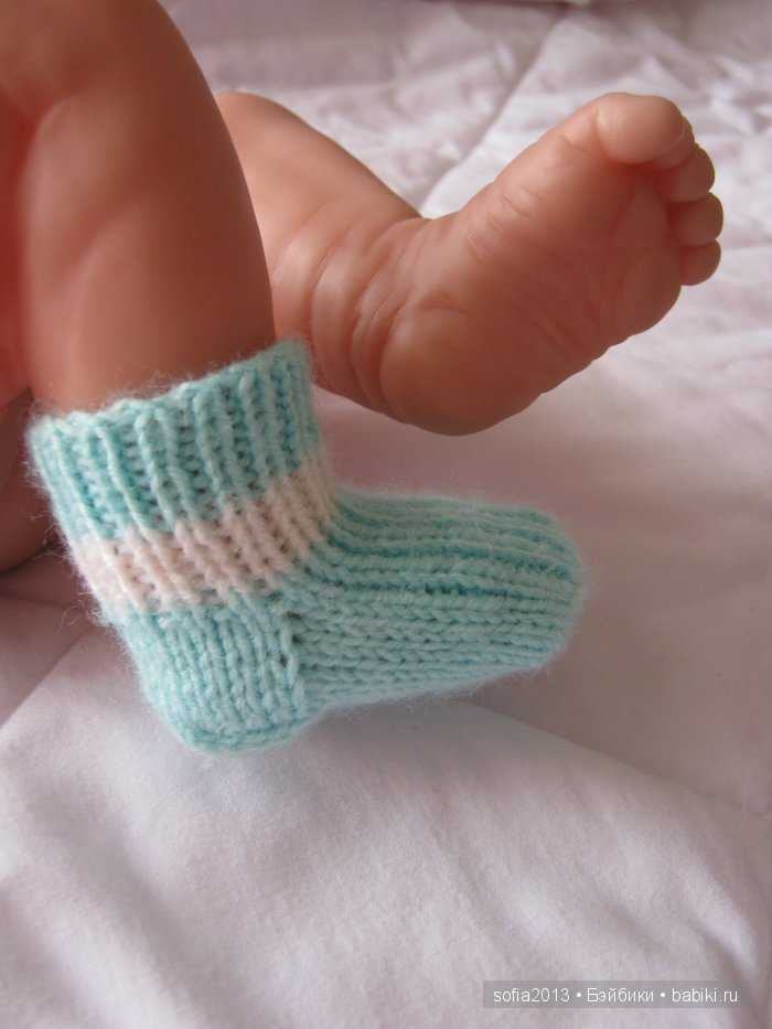 Носочки на 6 лет. Носочки для новорожденных спицами. Вязаные носочки для новорожденного. Детские носки спицами для новорожденных. Вязаные носки для младенца.