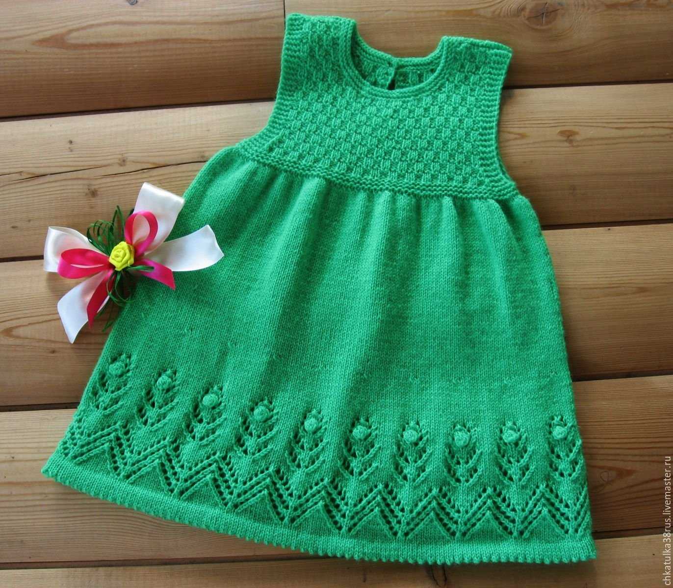 Вязаное платье спицами для девочки 4 лет