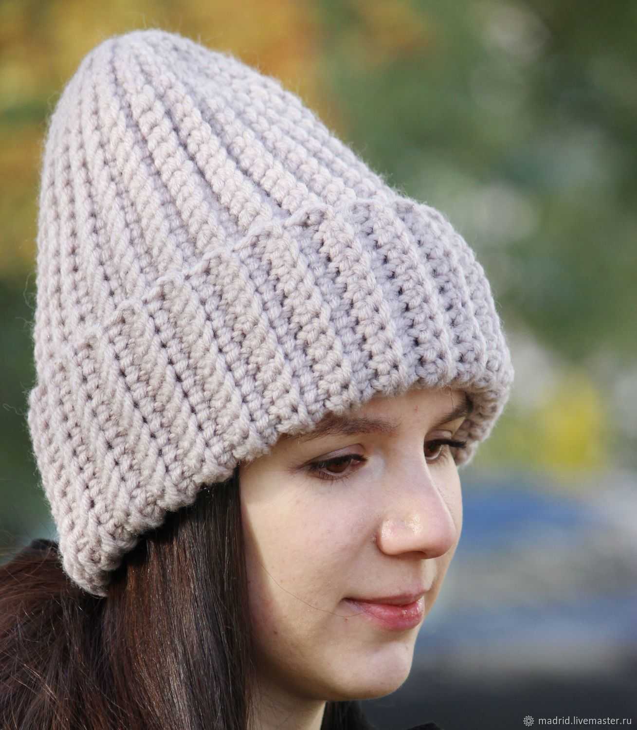 Женская шапка с отворотом спицами