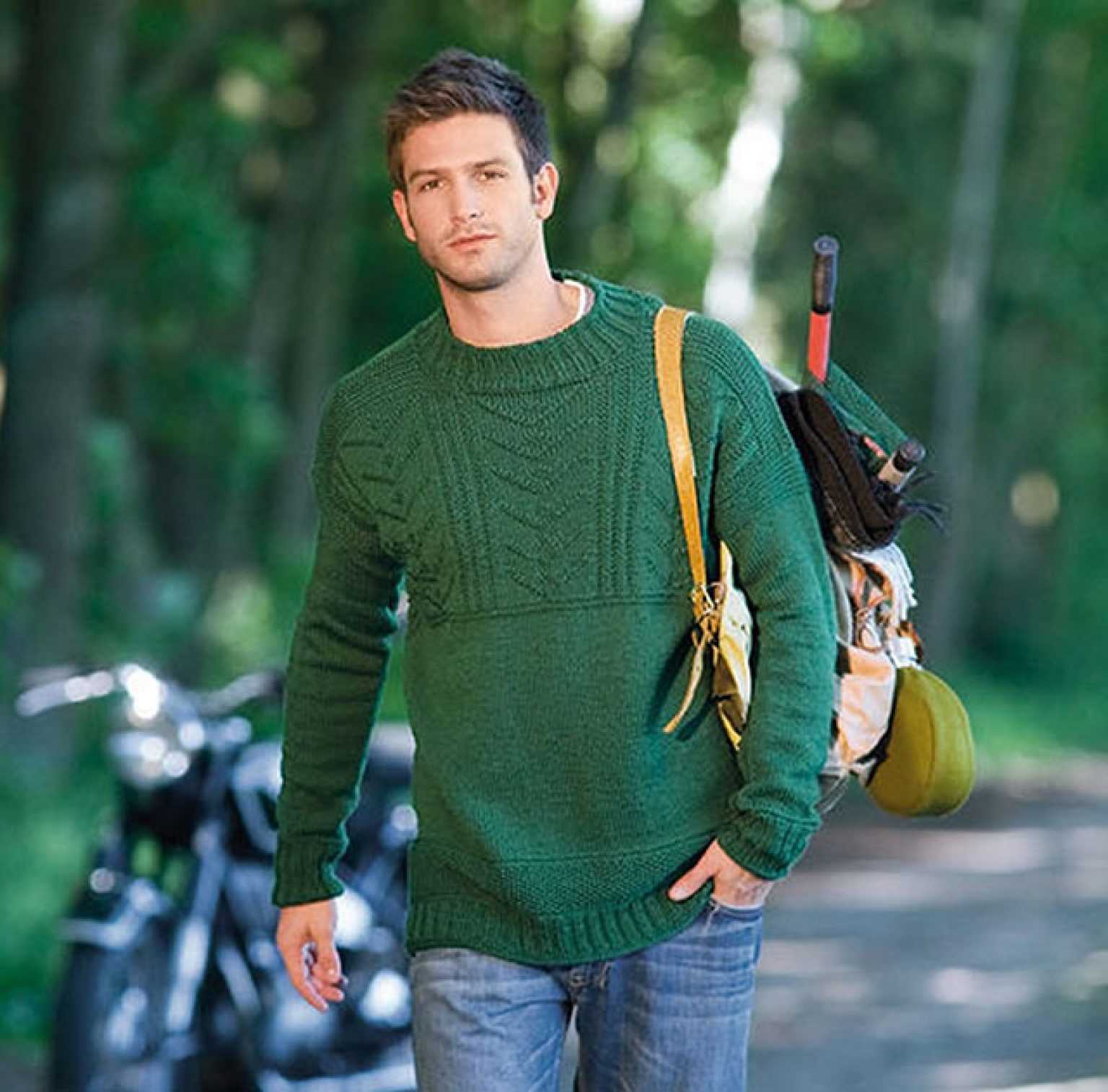 Мужские модели спицами. Мужской свитер. Зеленый вязаный свитер мужской. Офицерский свитер. Зеленая вязаная кофта мужская.