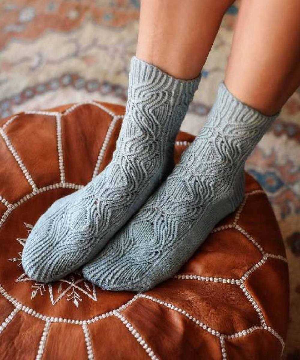 Вязаные носки с узорами на спицах